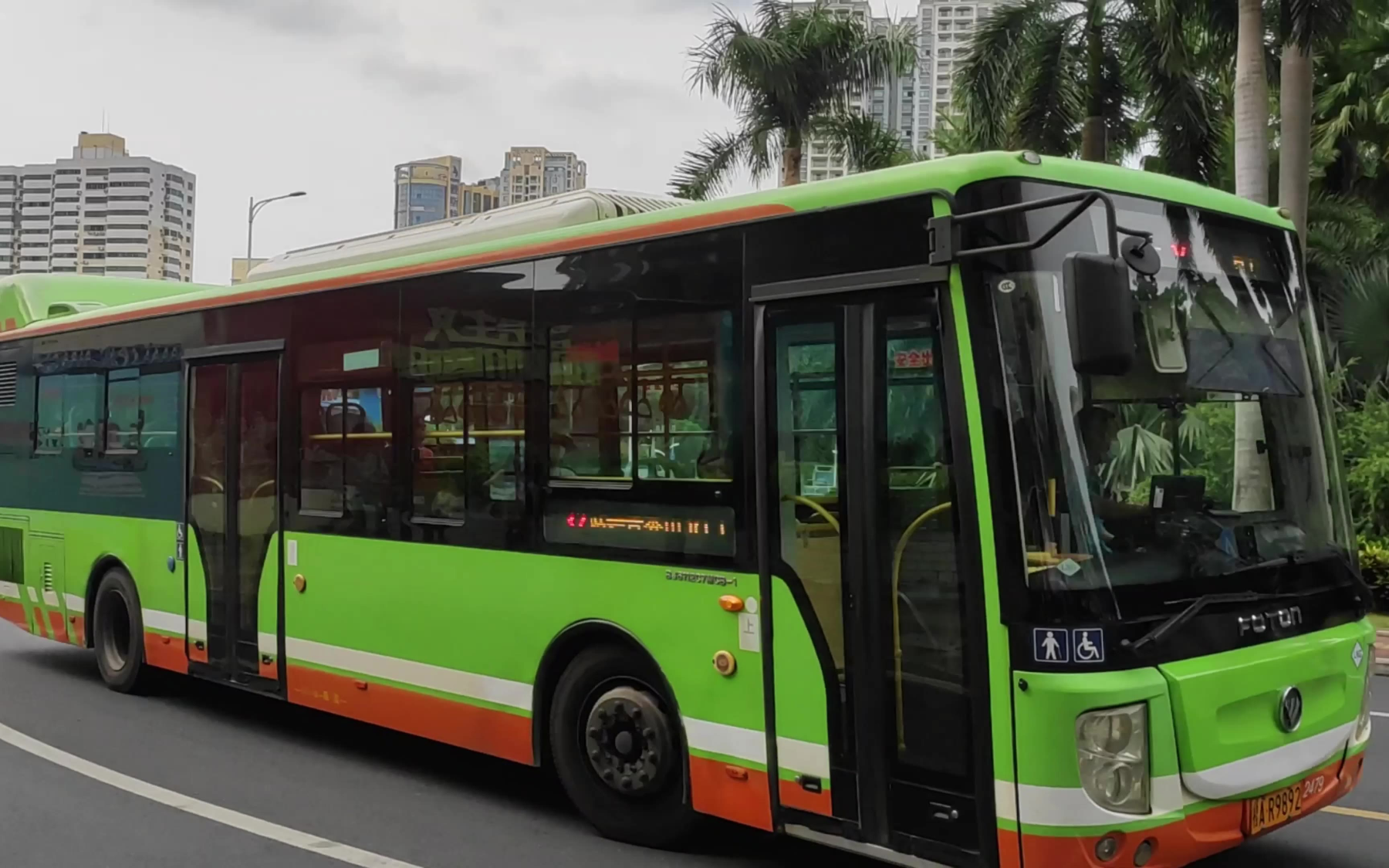 南宁公交32路胖福田和89路的金旅客车