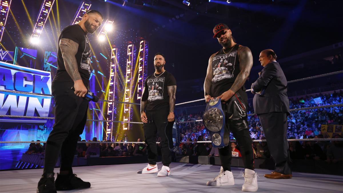 the head of the table 带领的 the new day 血统击败了 smackdown!