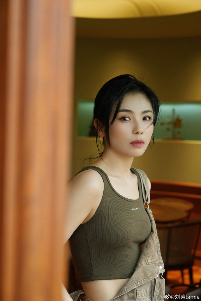 刘涛45岁生日连发三套写真 绿色长裙秀身材状态超好