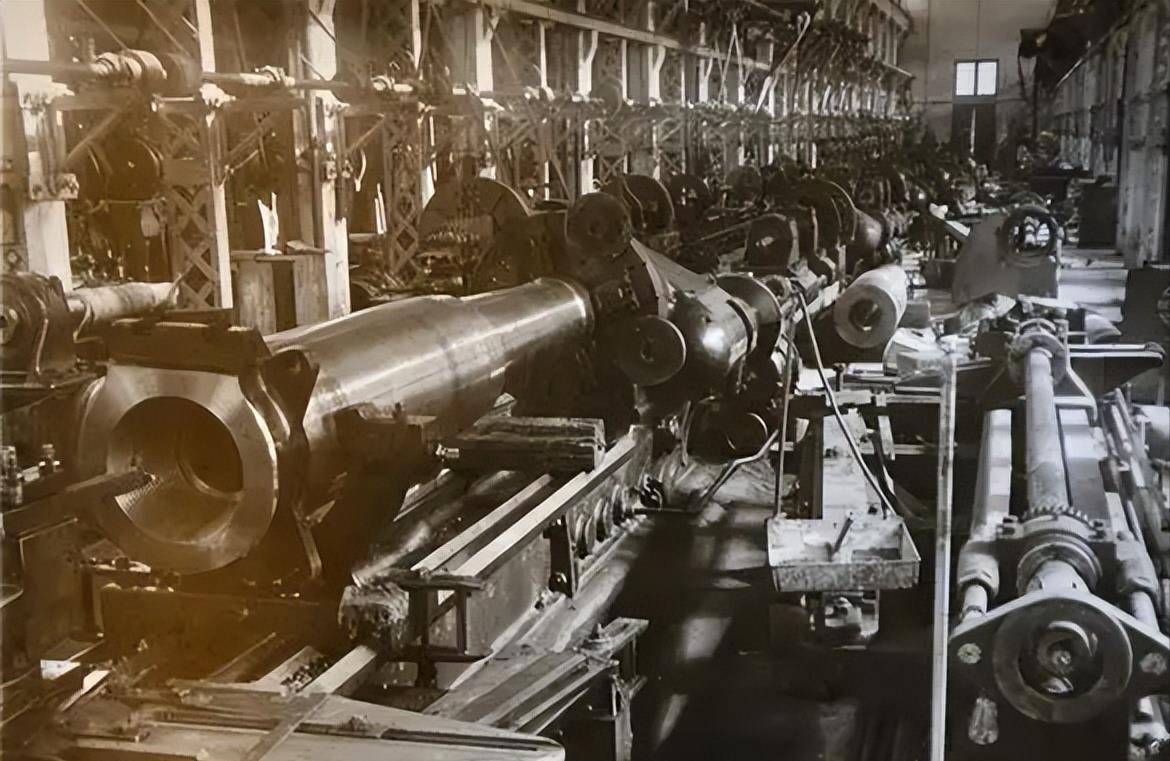 在大连组建万人兵工厂同时,东北民主联军副总司令萧劲光亲自赶赴大连