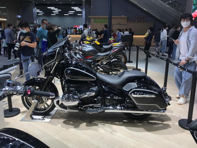 广州车展:70万左右宝马r18新款摩托车展出,哈雷机车能接招吗?