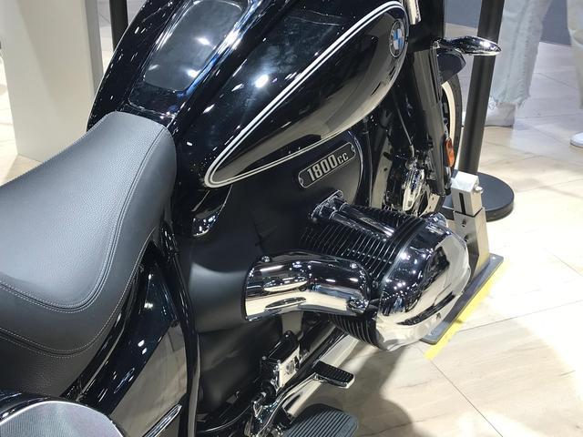 广州车展:70万左右宝马r18新款摩托车展出,哈雷机车能接招吗?