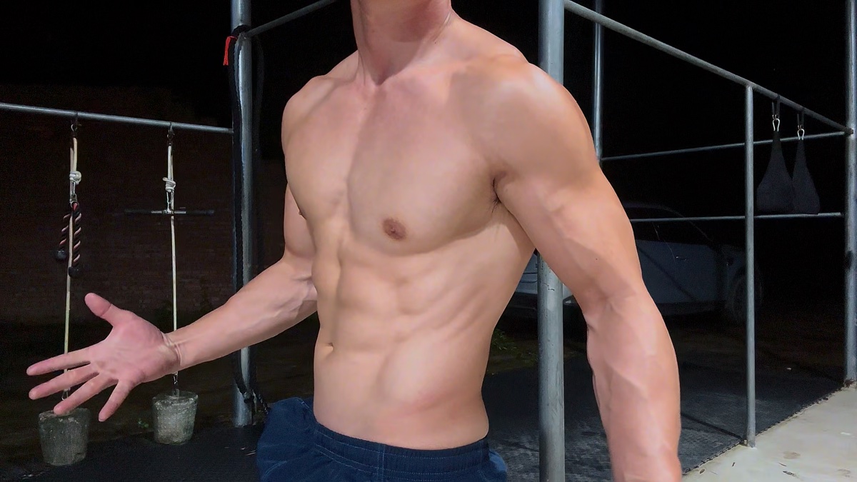肌肉虽然能自信，可惜只有159cm