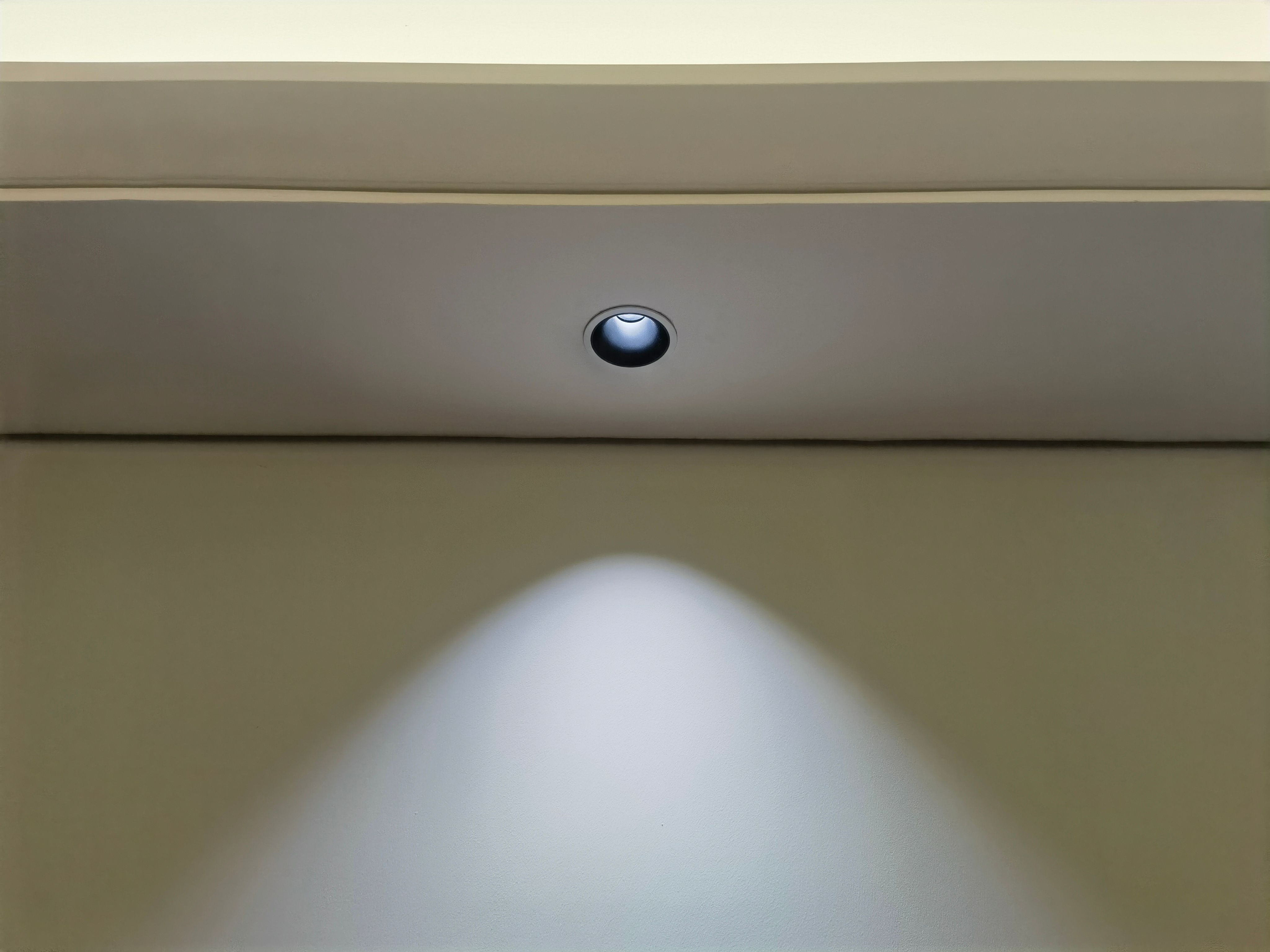 yeelight智能筒射灯t4 对比传统筒灯 哪个更胜一筹?