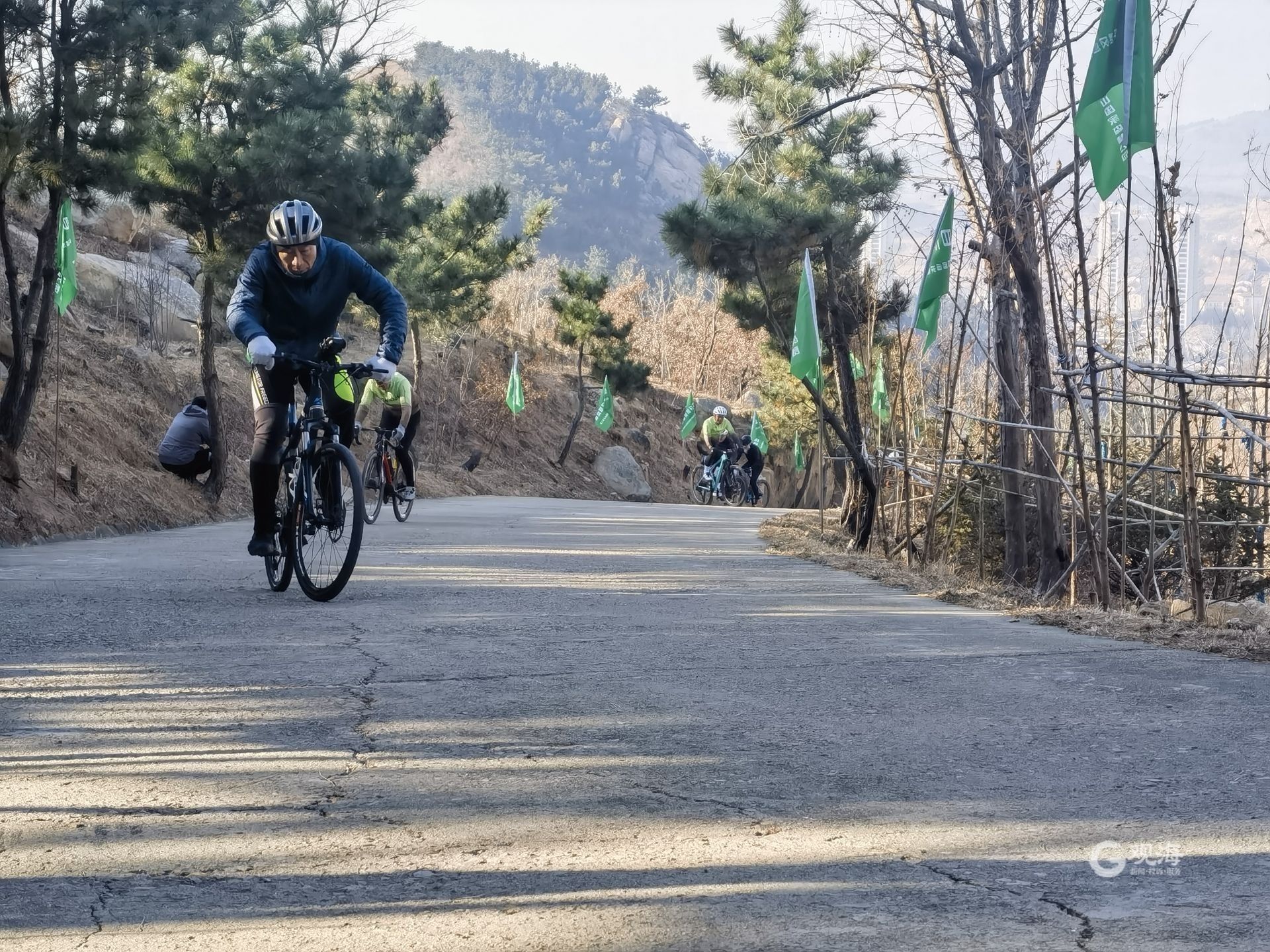 西海岸新区“瑞豹杯”珠山国家森林公园自行车爬坡挑战赛开赛