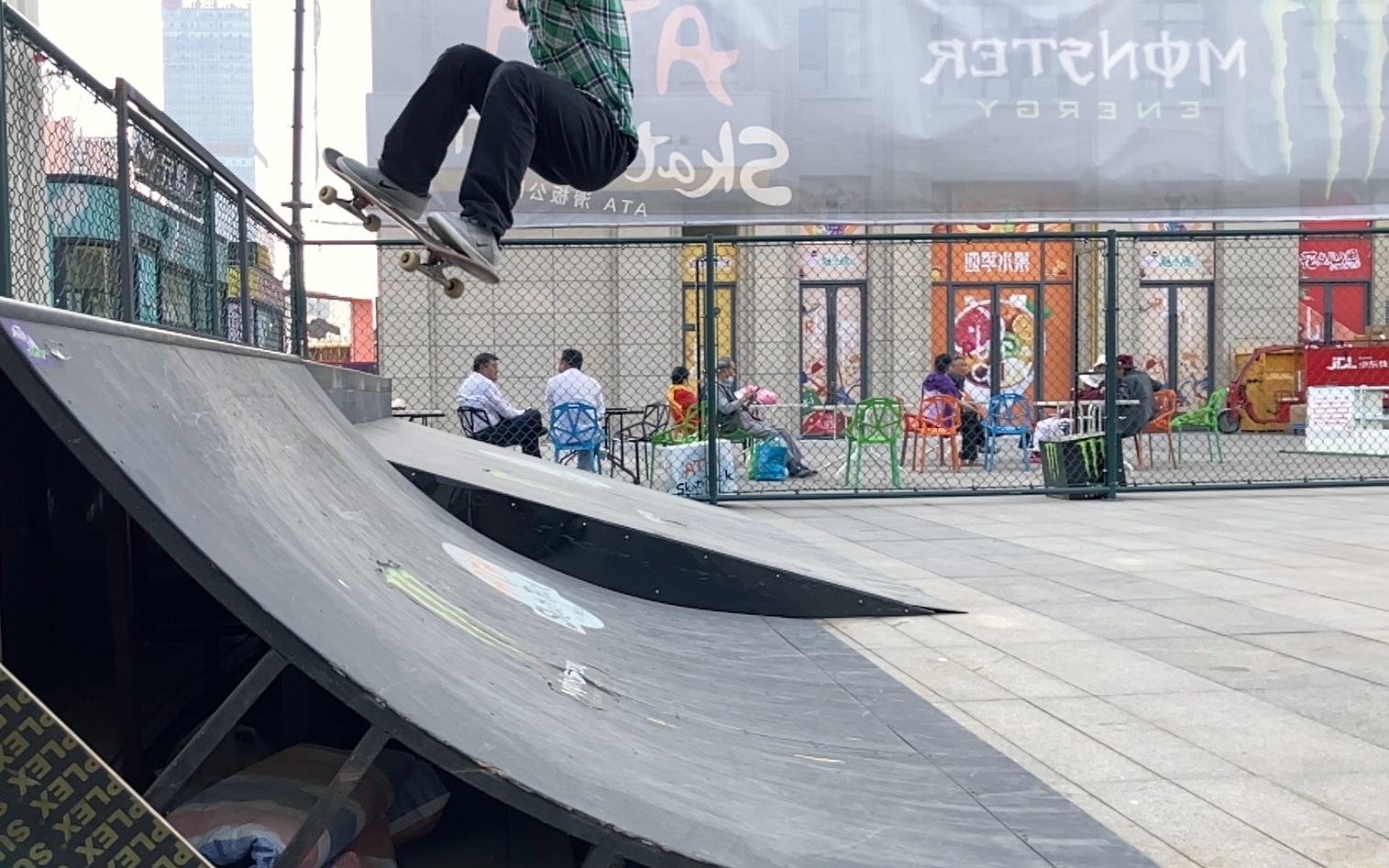 【滑板教学】——u池外转跳