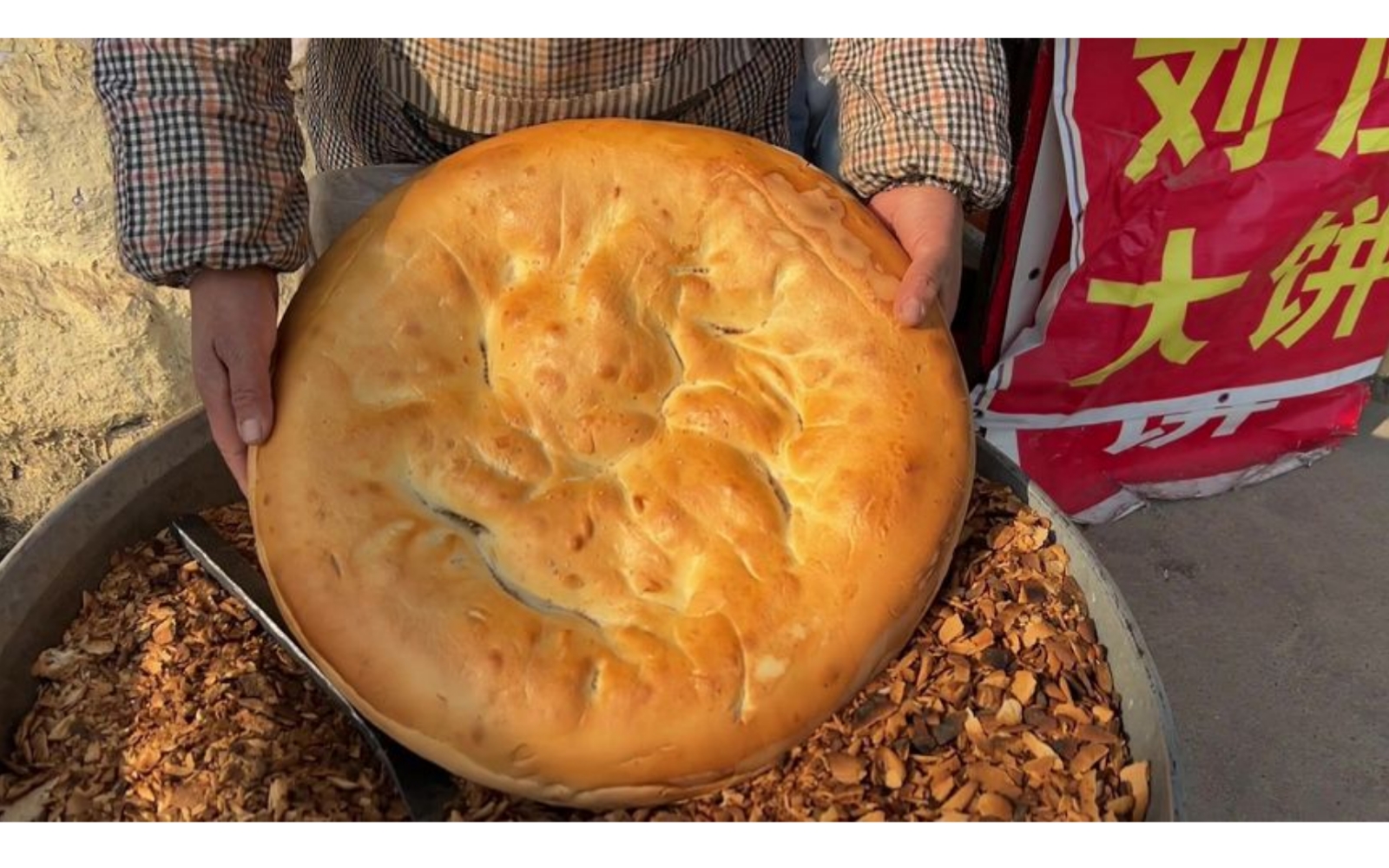 山东临沂莒南大饼,一个足足12斤重,金色传说,看起来真过瘾,你吃过没嘛