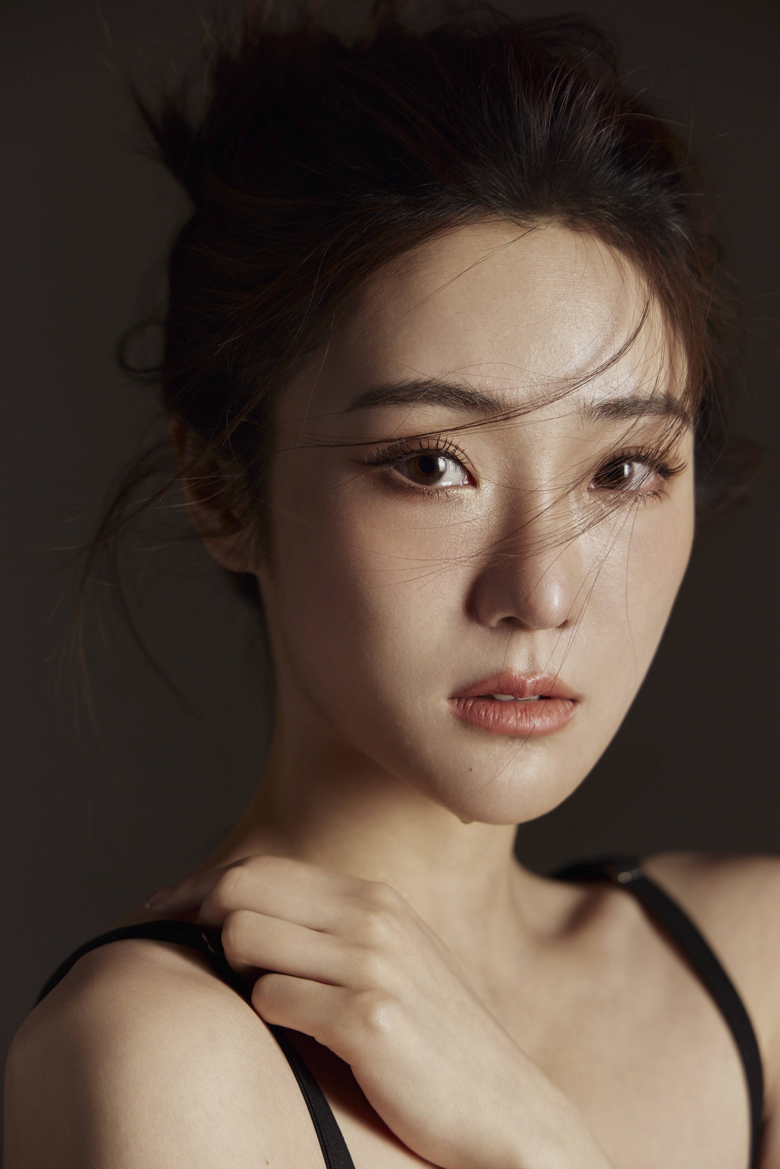 张可盈晒氛围感情绪写真 独特气质营造清冷破碎感 - acfun弹幕视频网