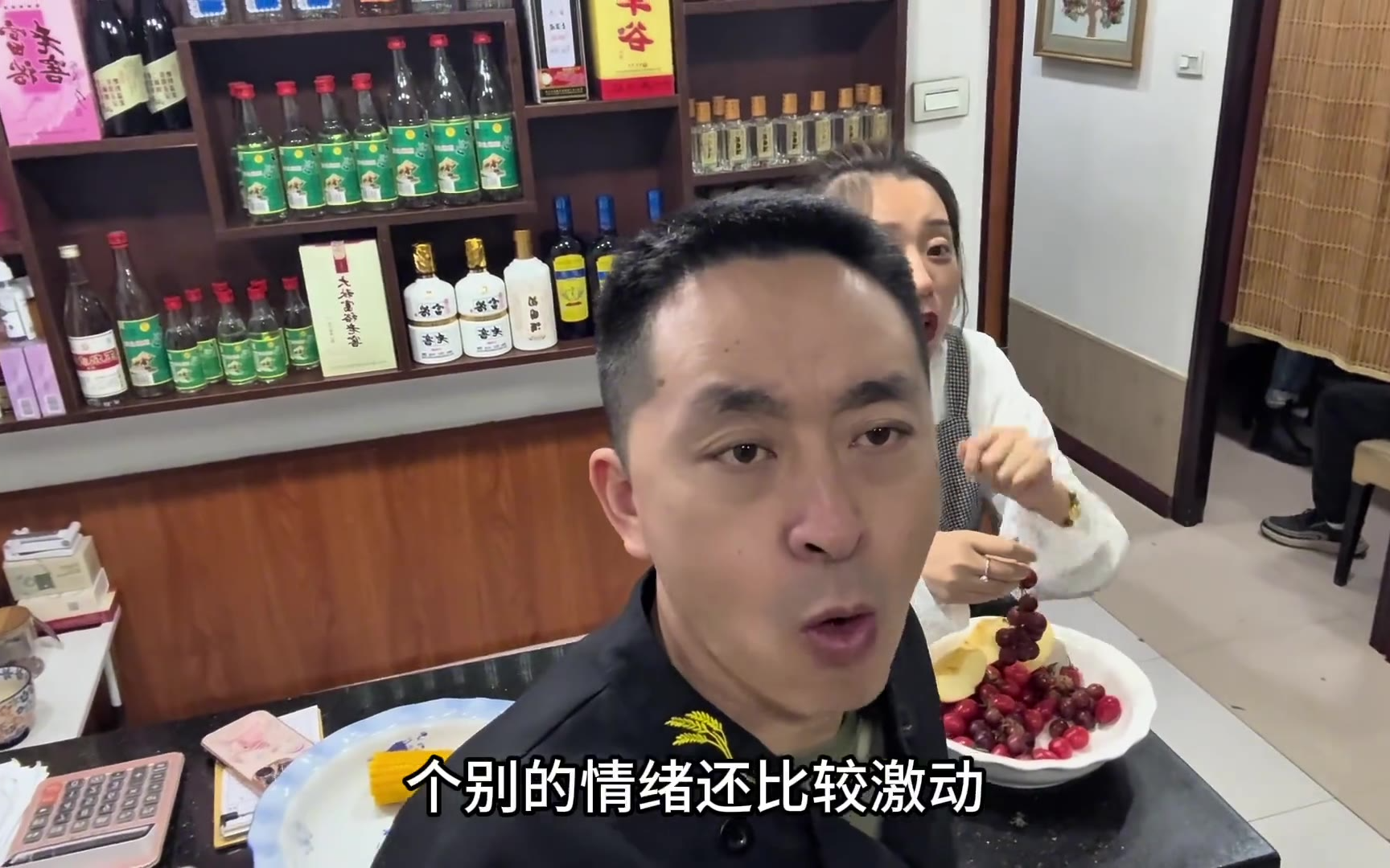 大哥吃饭喝急眼了，老板娘赠送一道嘎嘎硬的下酒菜“五香花生米”