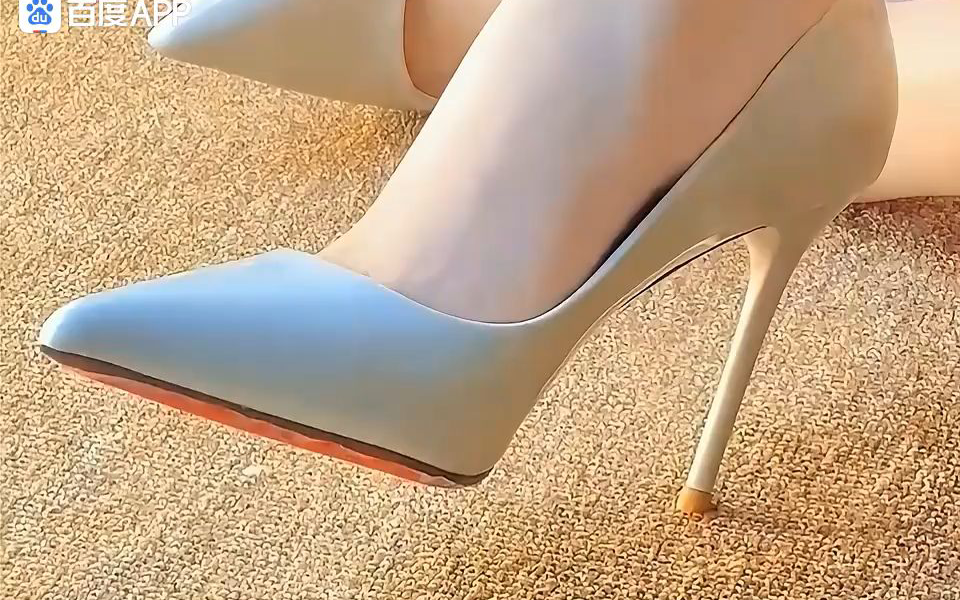 白色红底高跟鞋:展现出时尚与优雅的精致融合