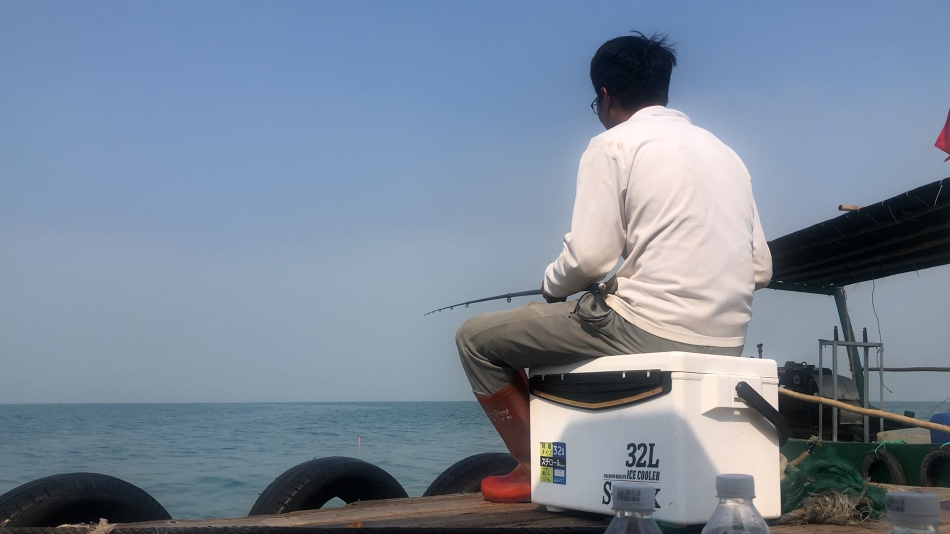 一天能赚700块钱吗湛江职业钓鱼人吃住在海上一天睡三小时