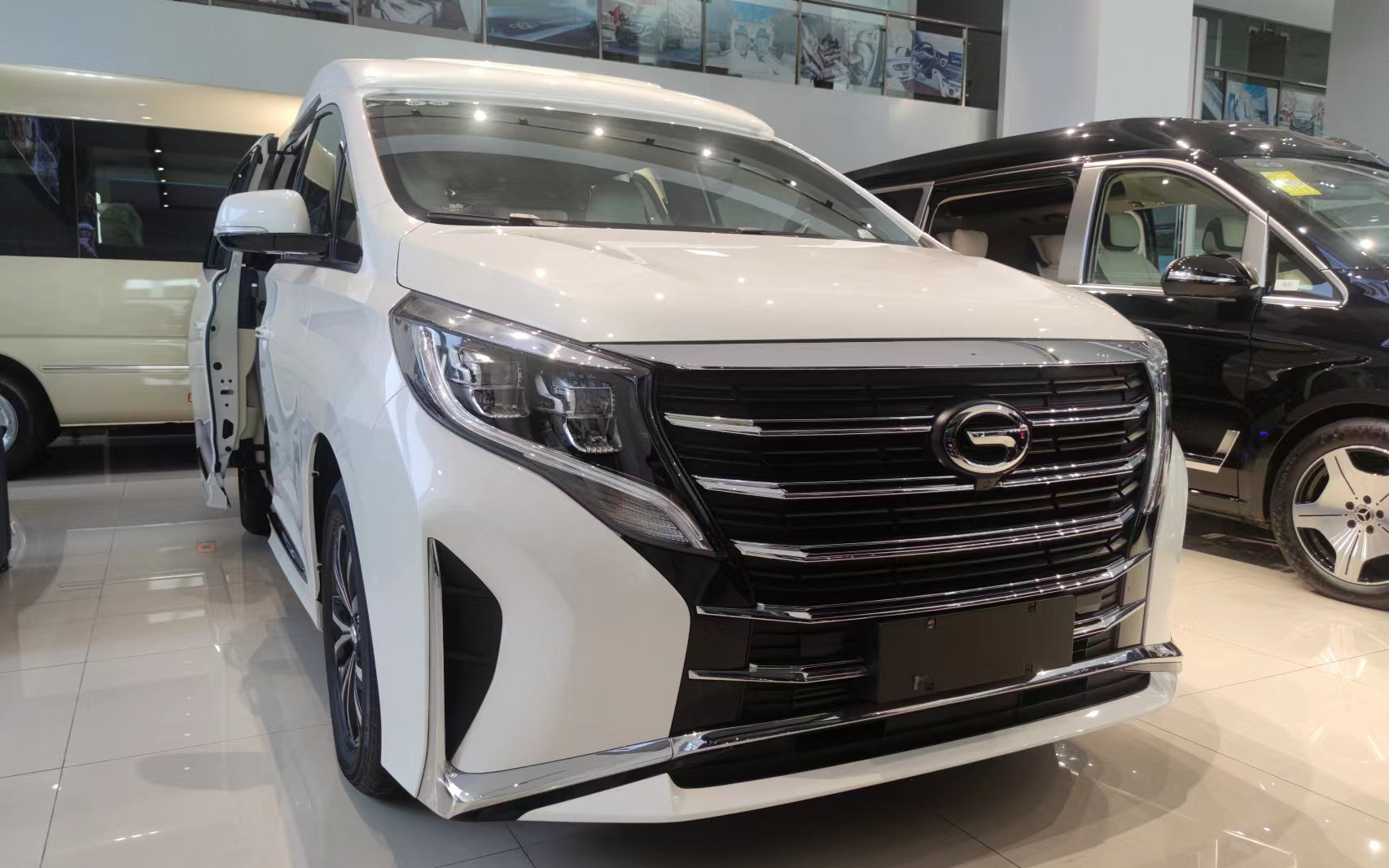 广汽传祺m8高顶极夜之光版,星空顶很不错哦