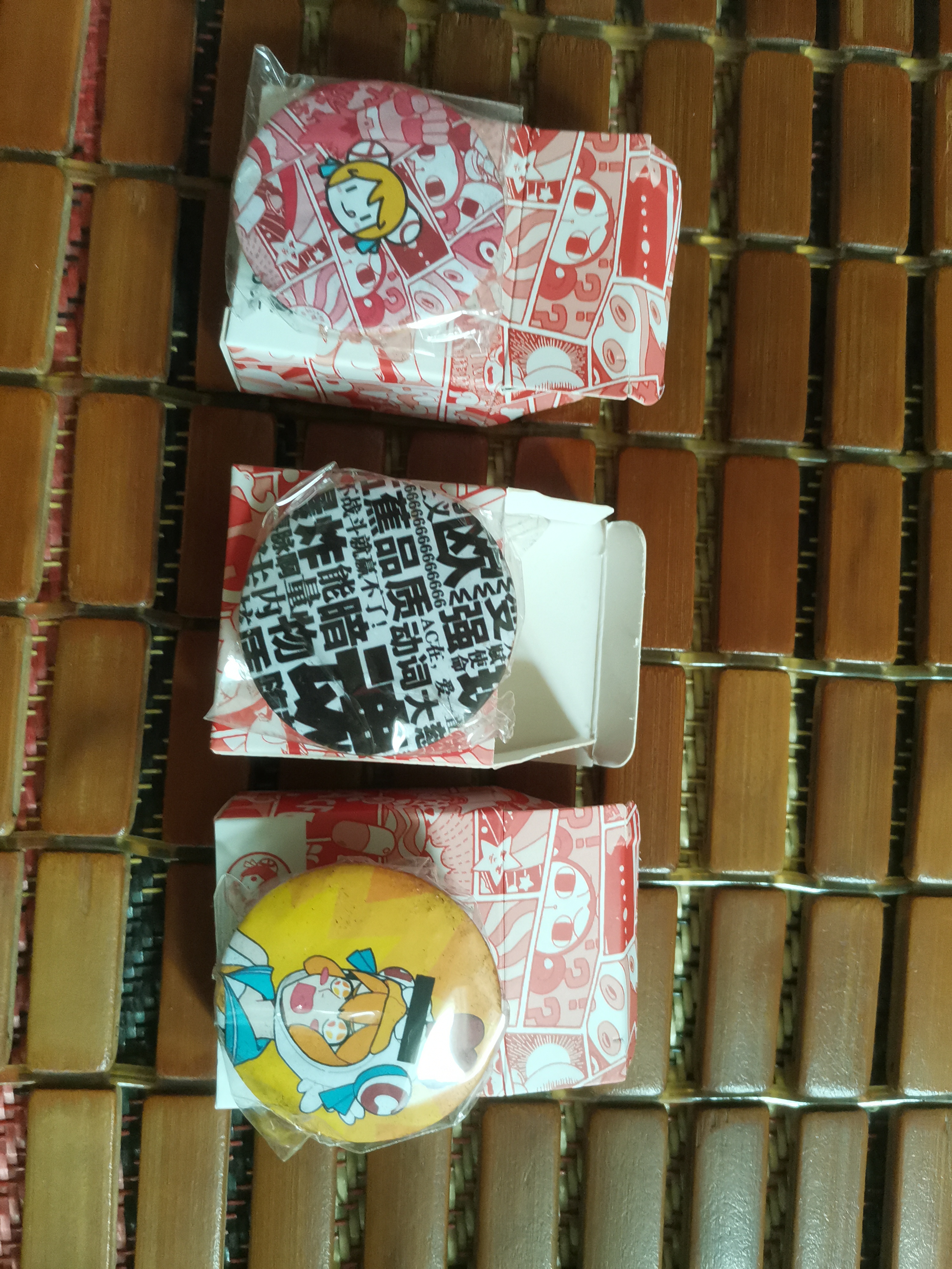 【周边开箱】ac鸡顶盒和ac表情包徽章 - acfun弹幕