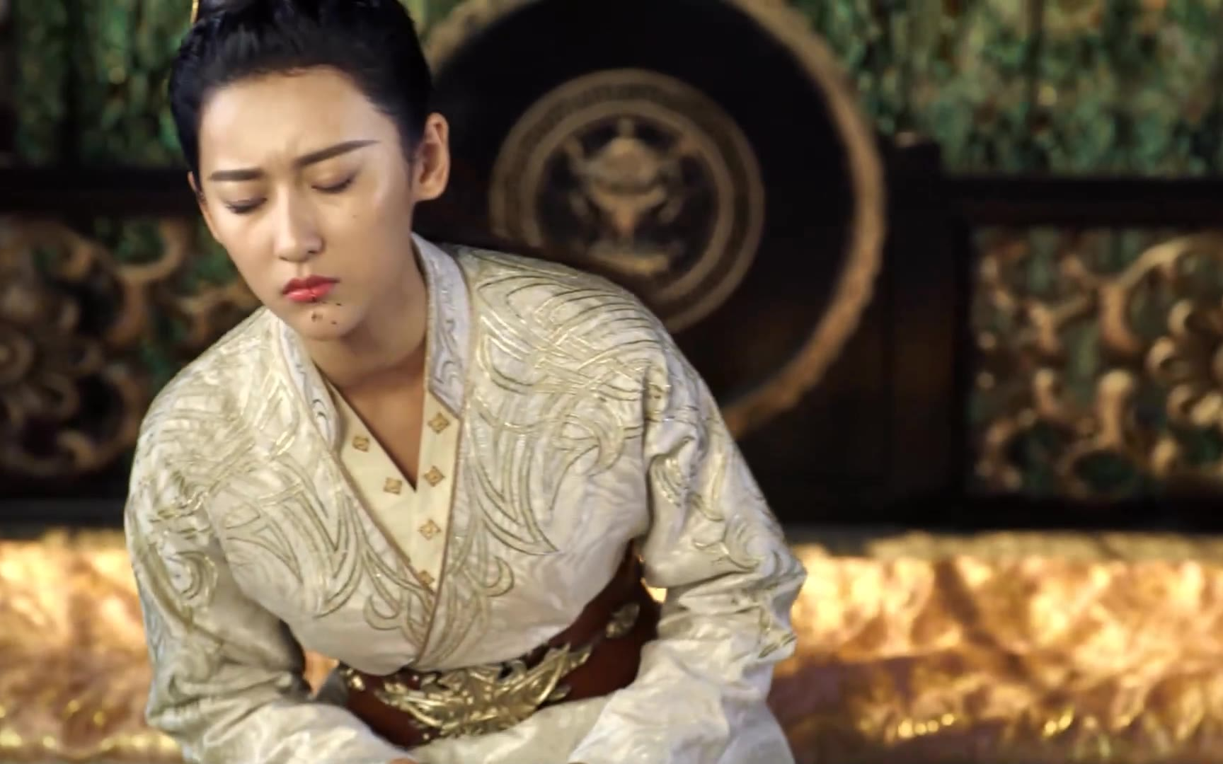 谢静旋被打伤吐血晕倒