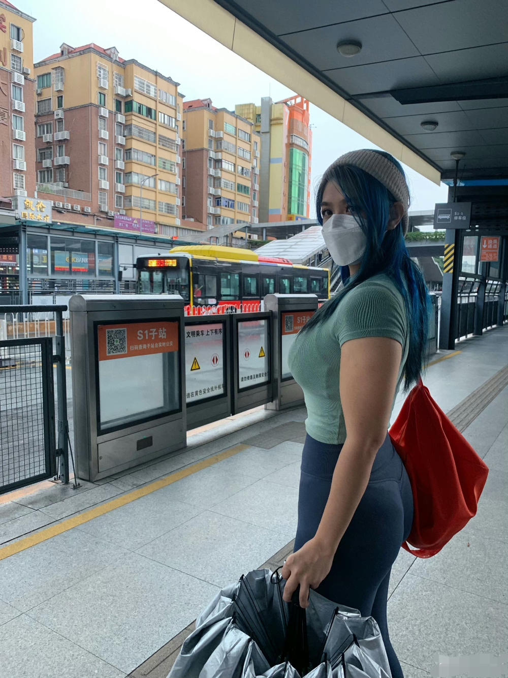 颜值极高,性感火辣的黑皮美女美图欣赏!还是蒂法魔鬼肌肉人哦!