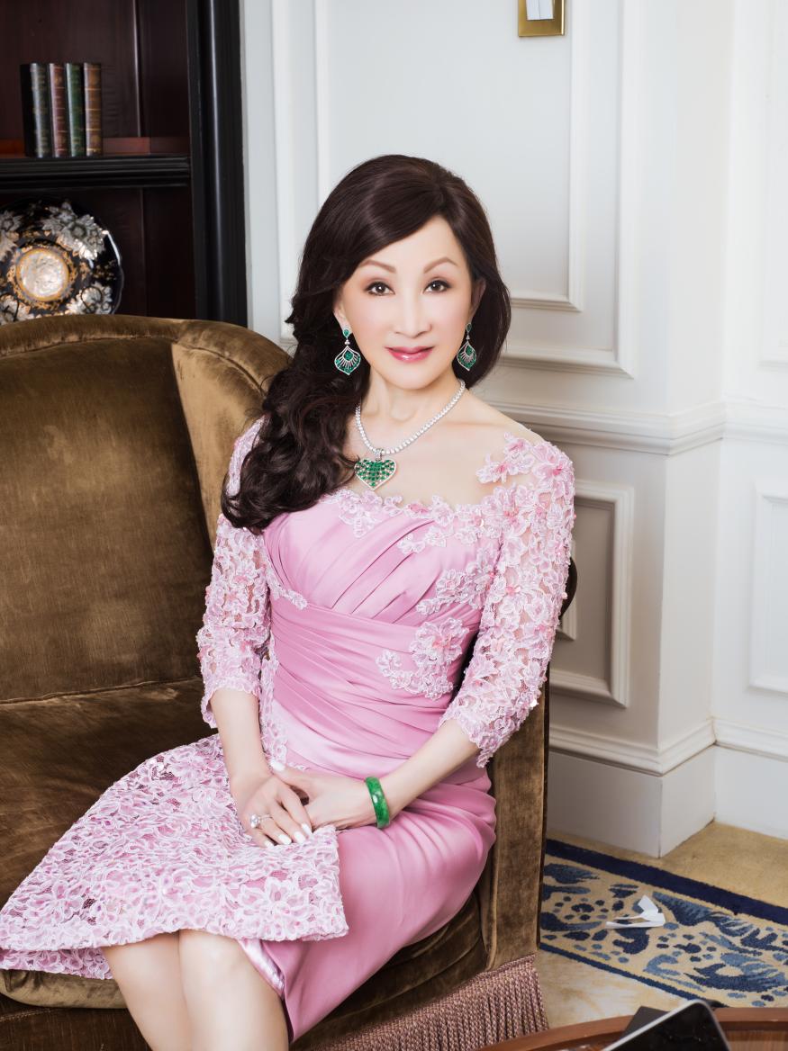 开美容店,办美容学校后的郑明明,并没能满足自己的创业雄心,她还想干