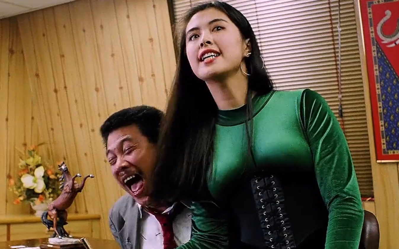 王祖贤穿着束腰黑丝,一屁股坐在达叔身上,达叔笑的龇牙咧嘴