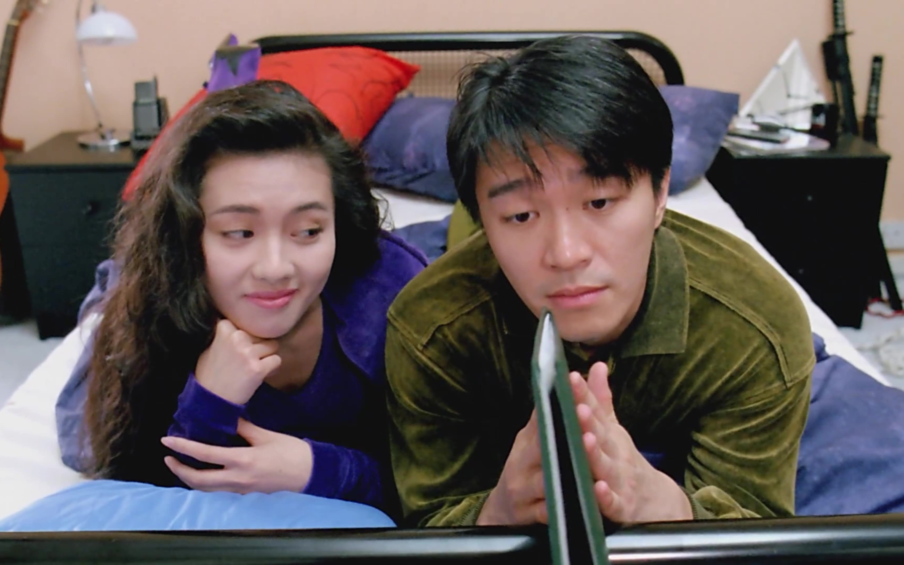 周星驰李丽珍在家中正要亲热,张曼玉突然到访,看周星驰是如何机智应对