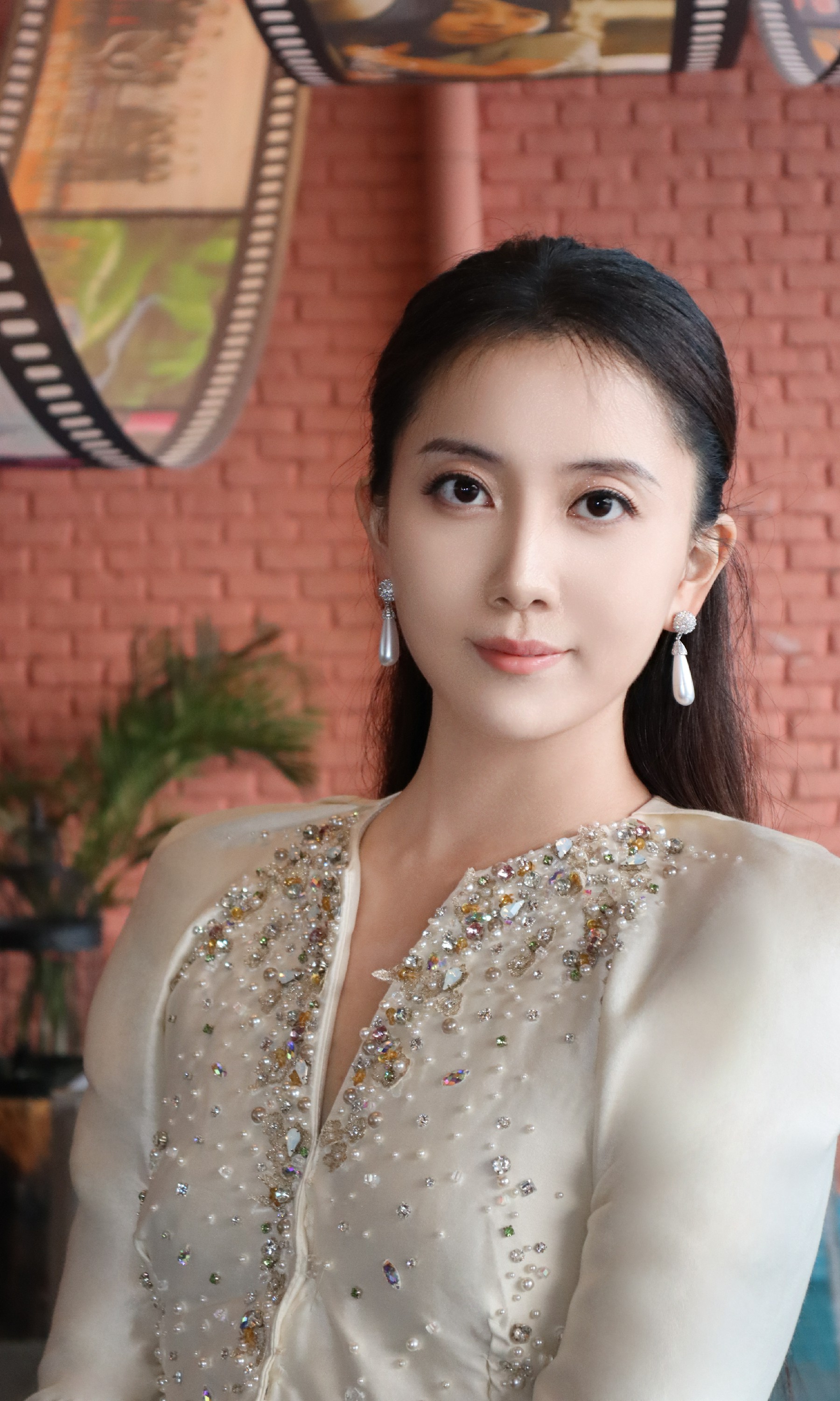 青年女演员白澜闪耀亮相第五届庐山电影节红毯