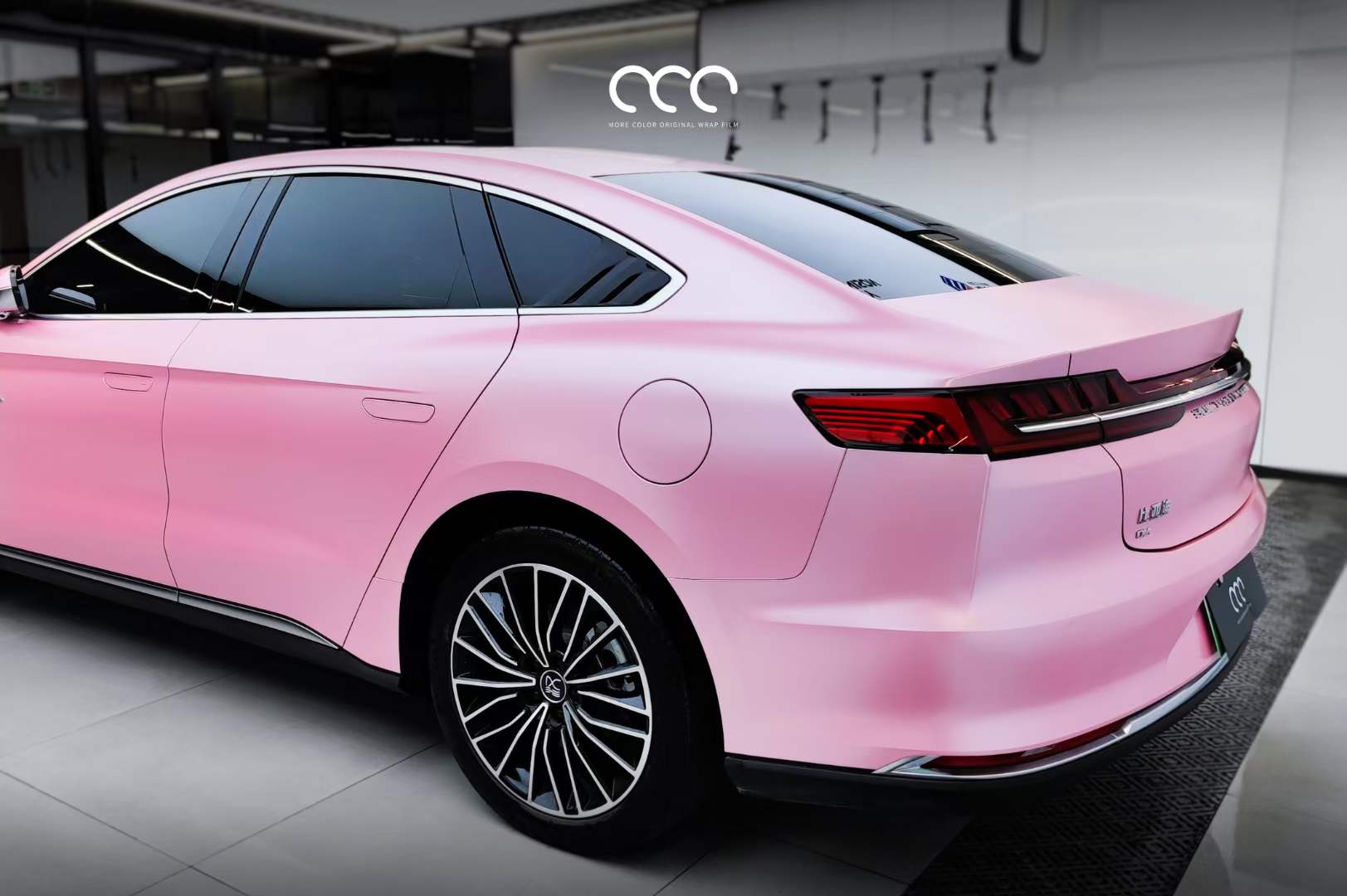 比亚迪汉贴膜漫彩改色膜电光金属樱花粉