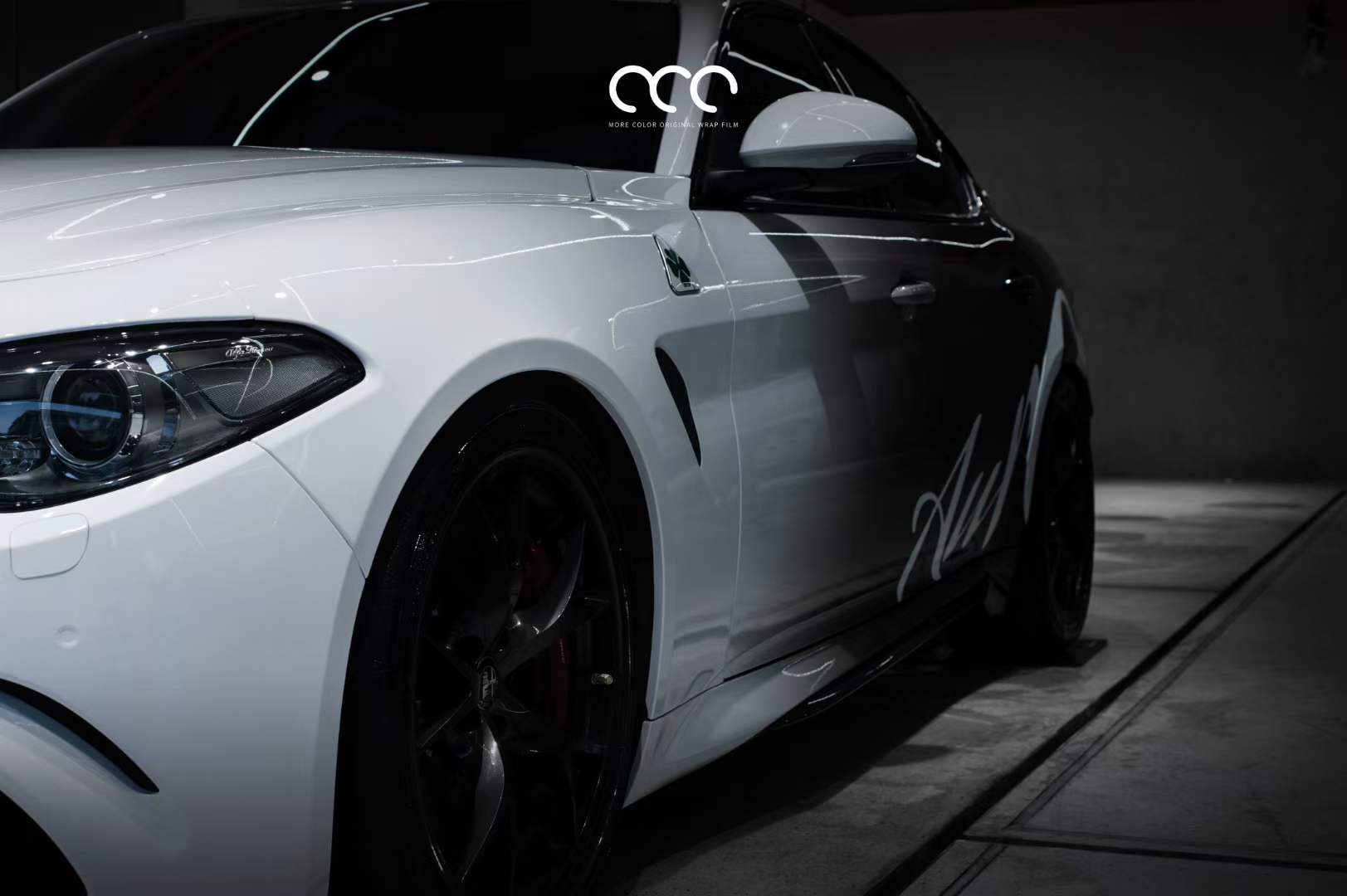 漫彩改色膜:阿尔法全车贴膜黑白渐变彩绘膜