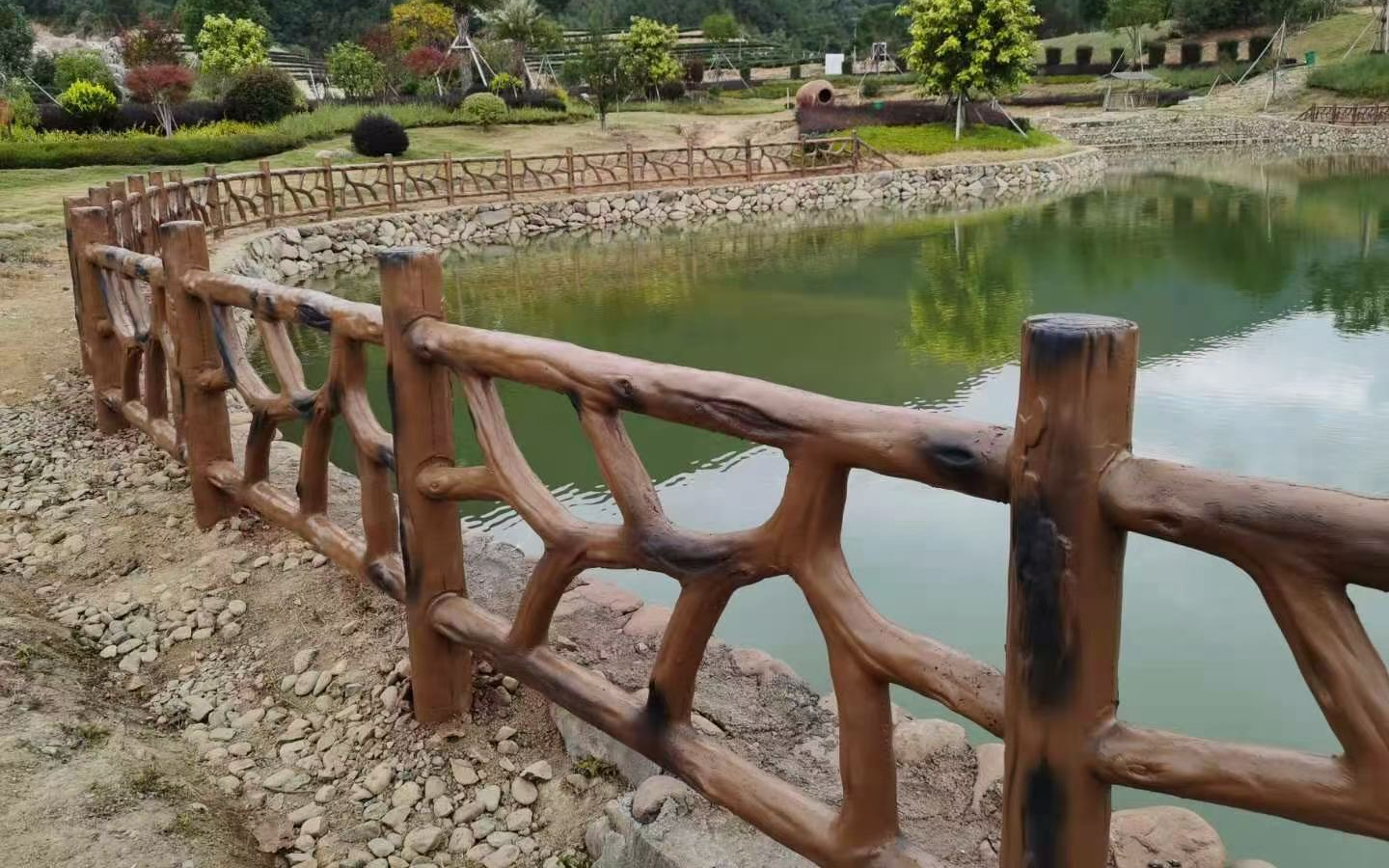 景观仿木护栏 河道仿木栏杆 江西仿木栏杆仿藤护栏仿古栏杆应用于河边
