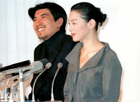 石桥贵明和铃木保奈美(1998年结婚记着见面会)/(c)日刊现代搞笑组合