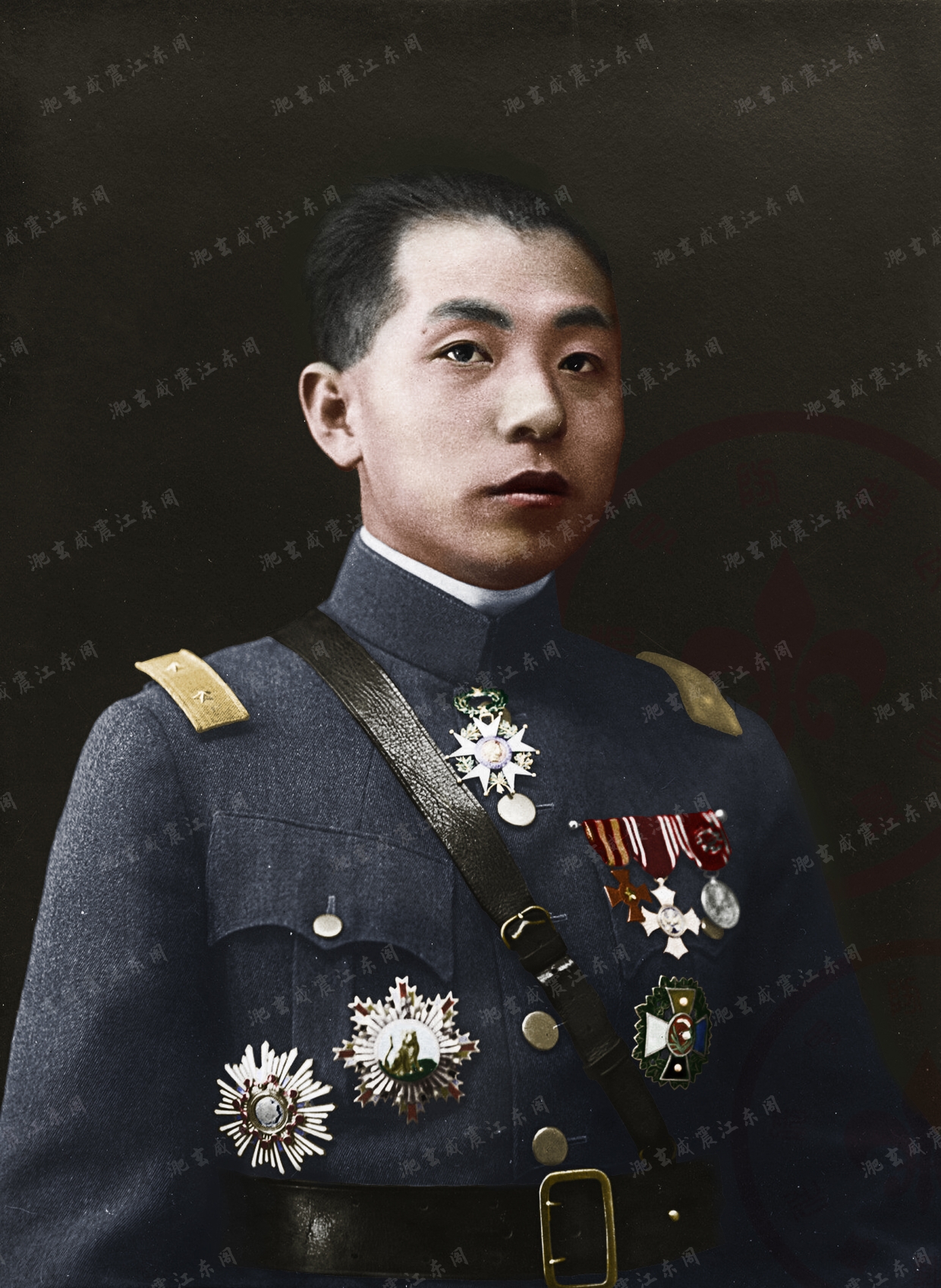 张学良中将身穿扎着山姆布朗腰带的奉军蓝灰色制服领口系有法国三共