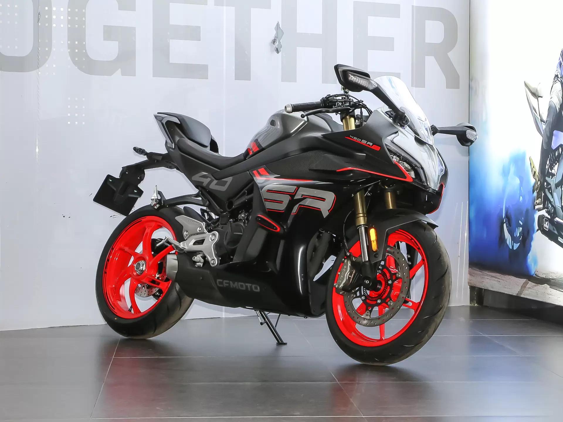 成为了一款极致轻量化的街车,其重量甚至轻于250cc级别的摩托车