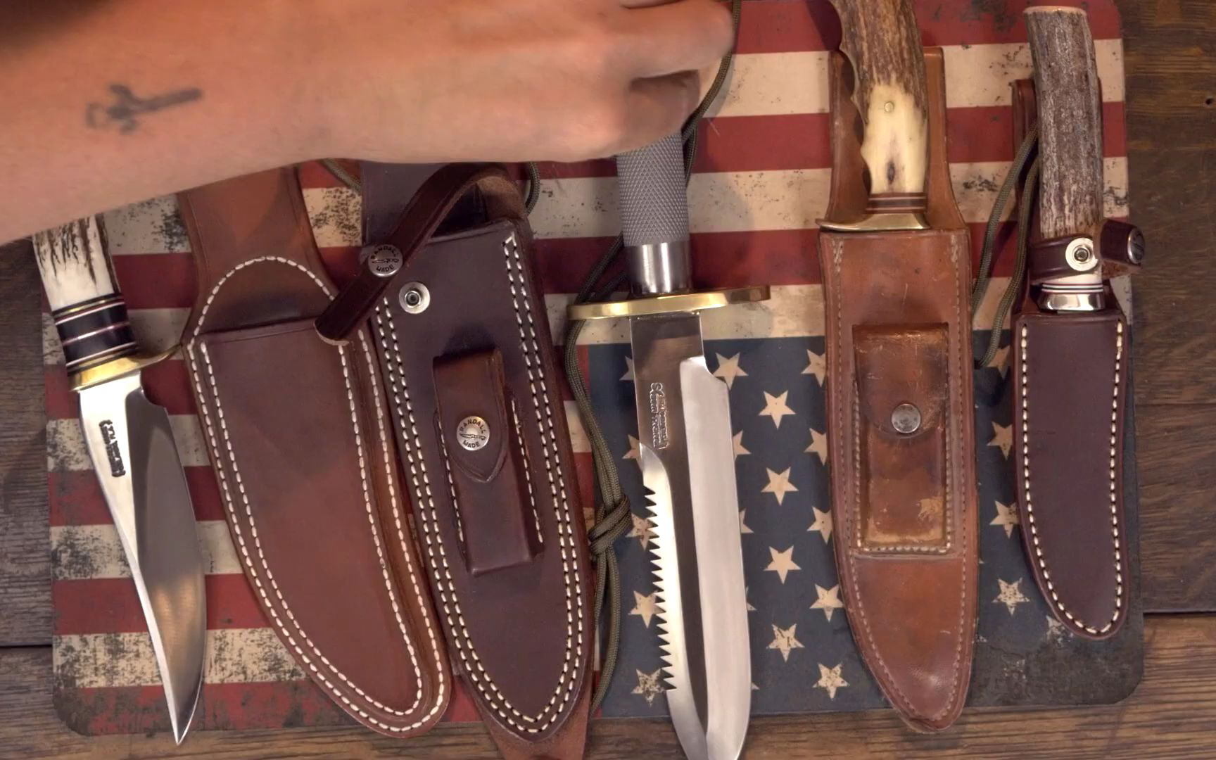 四个男人做在一起把玩敏感物品 兰德尔刀randall