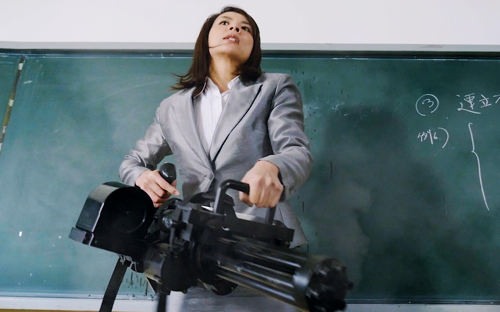 学生逃课回到教室,老师直接拿加特林扫射,电影《真实魔鬼游戏》