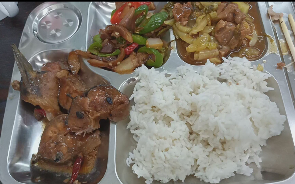 食堂吃饭没得挑,简单吃点吧