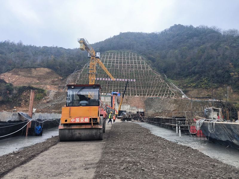 中国安能一局中河水库项目部大坝碾压混凝土施工工程全面告捷