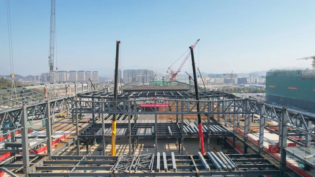 丽水国际会展中心项目大跨钢结构屋面梁首吊圆满成功 - acfun弹幕视频