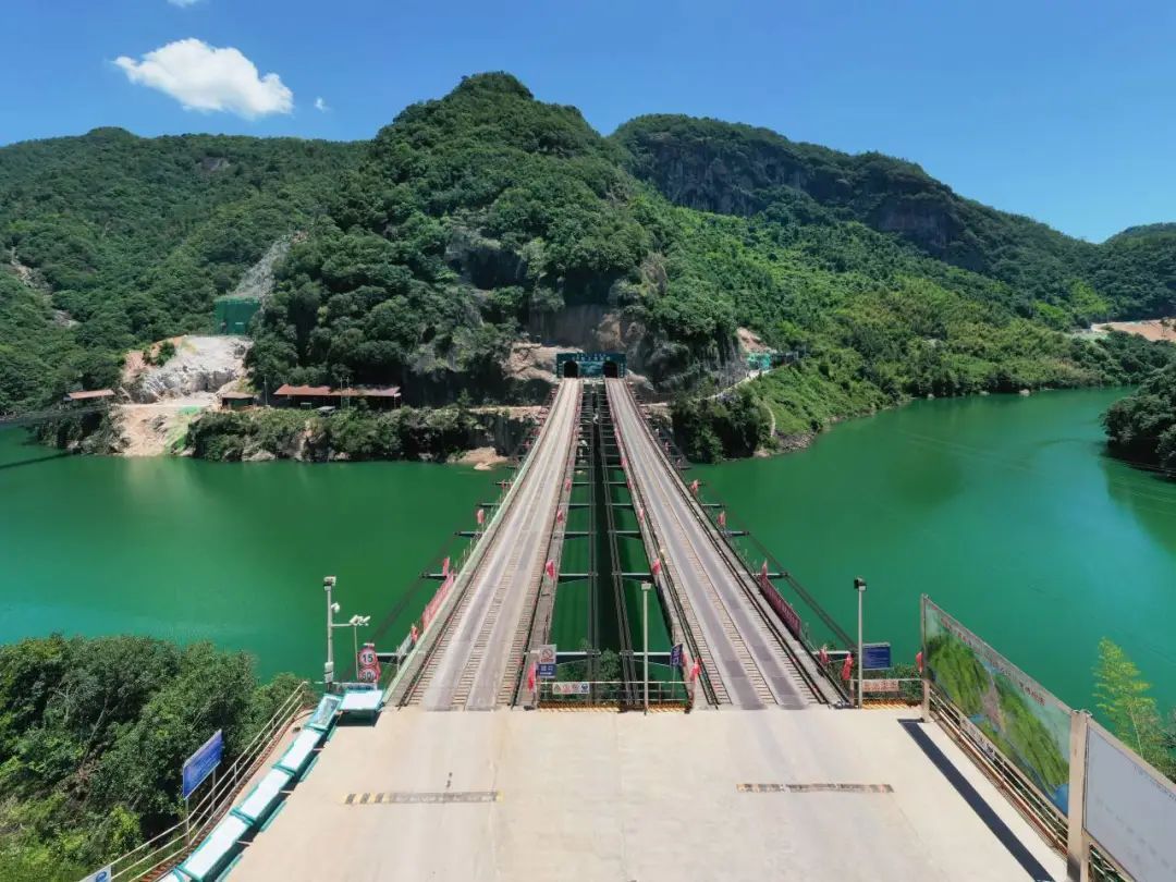 局党委理论学习中心组举办专题学习暨沟通研讨会