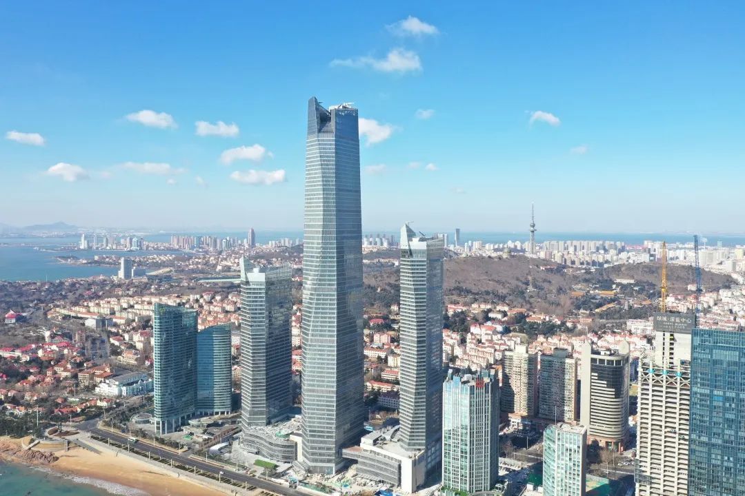 是目前青岛市第一高楼其中t2主塔建筑高度369米由三栋超高层塔楼及两