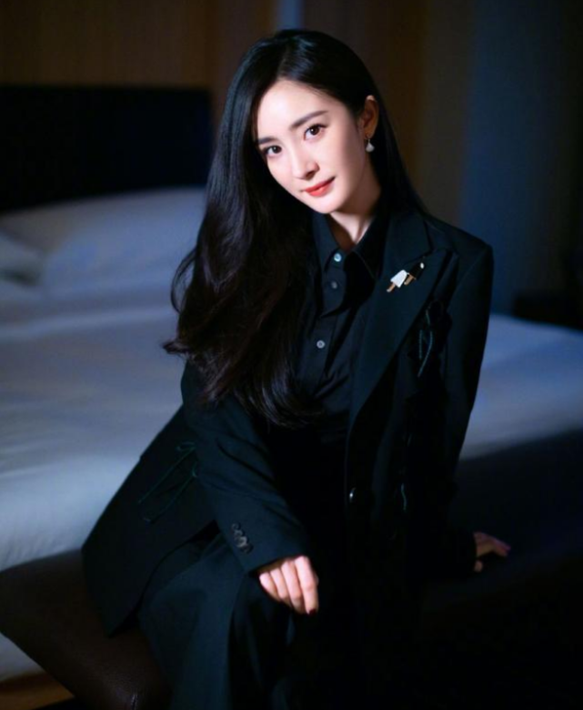 "黑蜘蛛"的全套西服,杨幂女神大秀制服魅力,网友:太有范