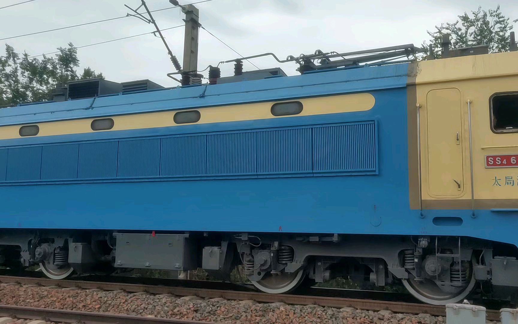 两节百叶窗不一样的韶山4,貌似很常见?