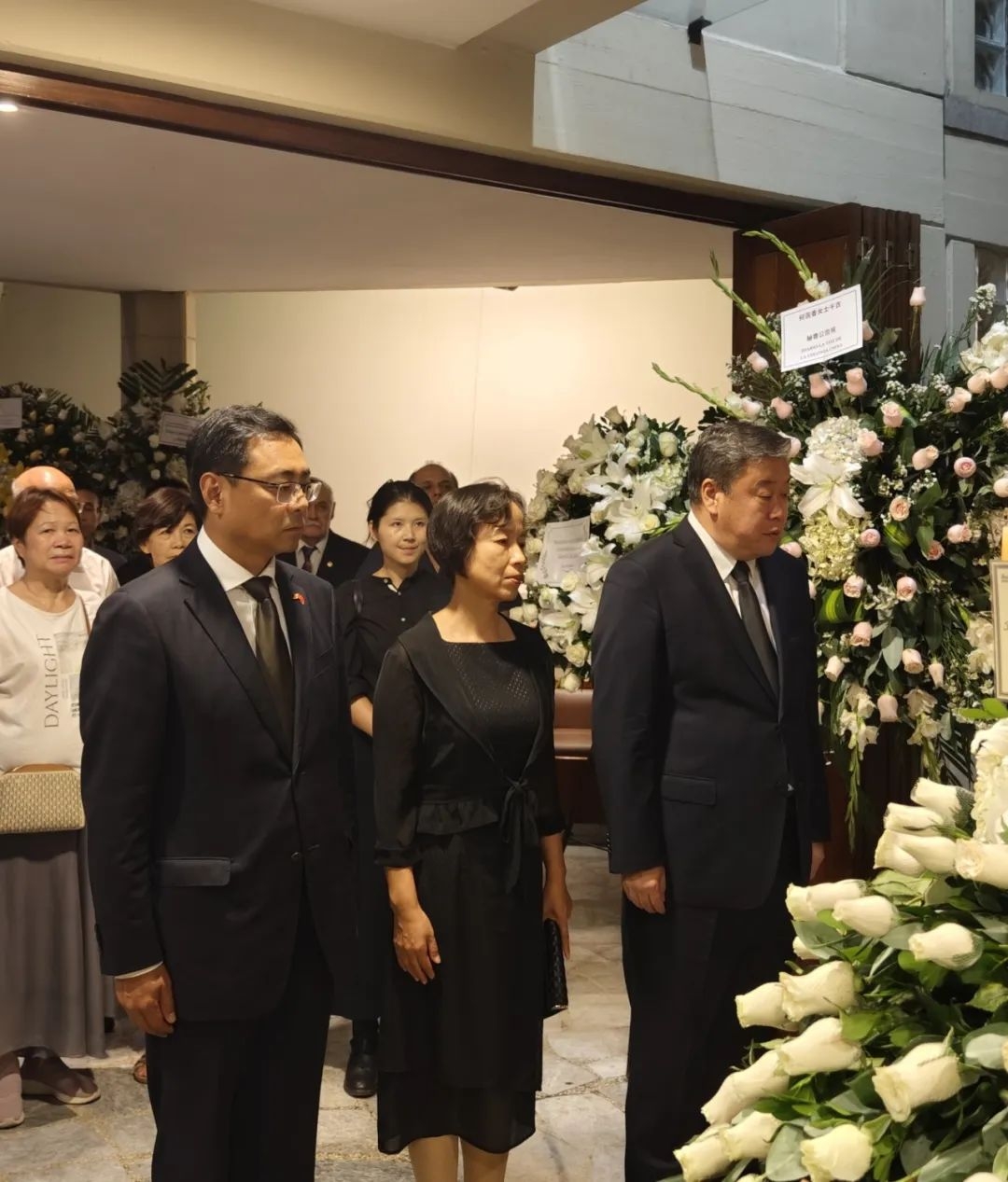 宋扬大使偕夫人前往吊唁使馆次旺平措公使等陪同