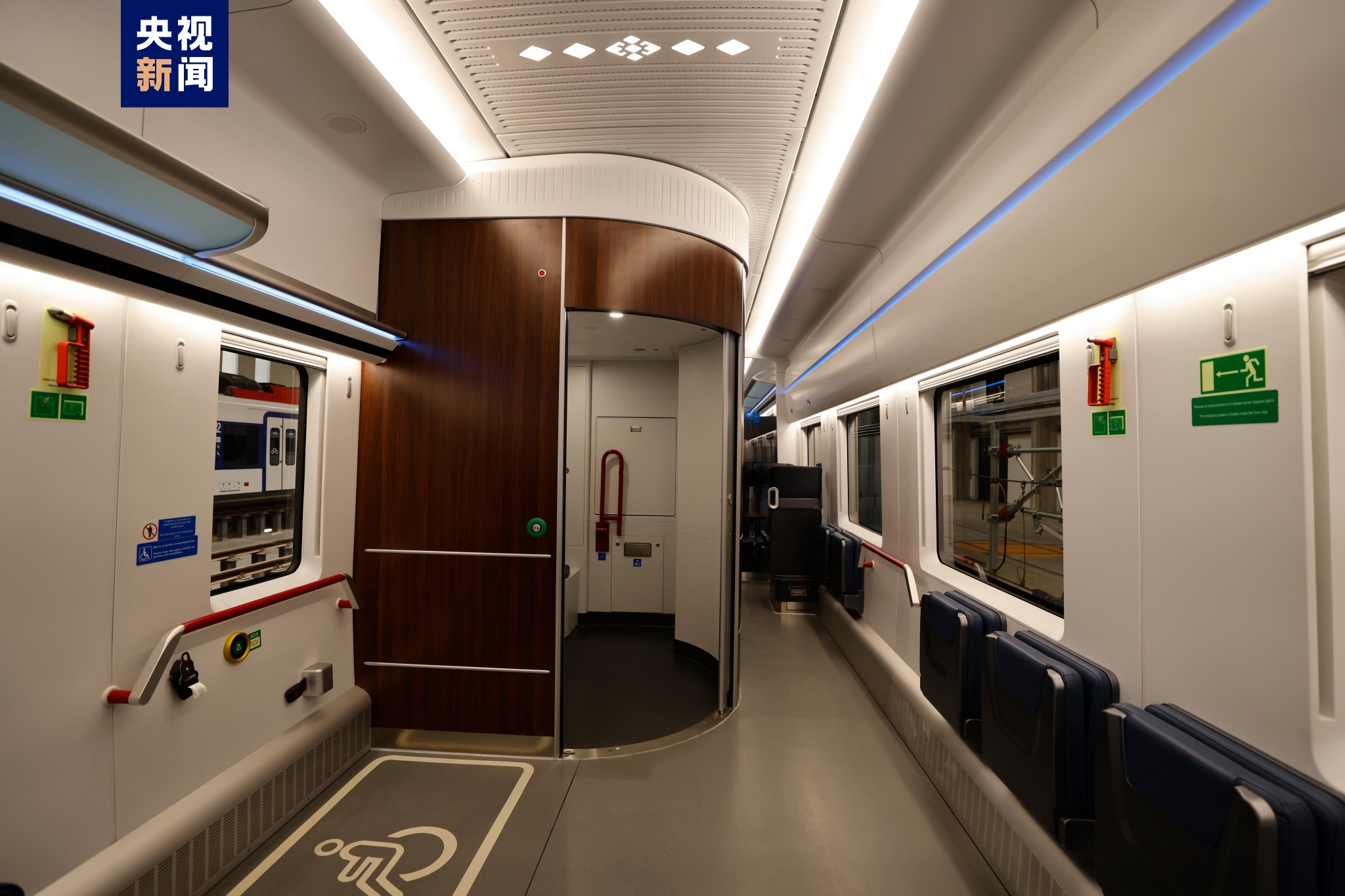 首次进入欧洲!中国研制的匈塞铁路高速动车组在塞尔维亚亮相