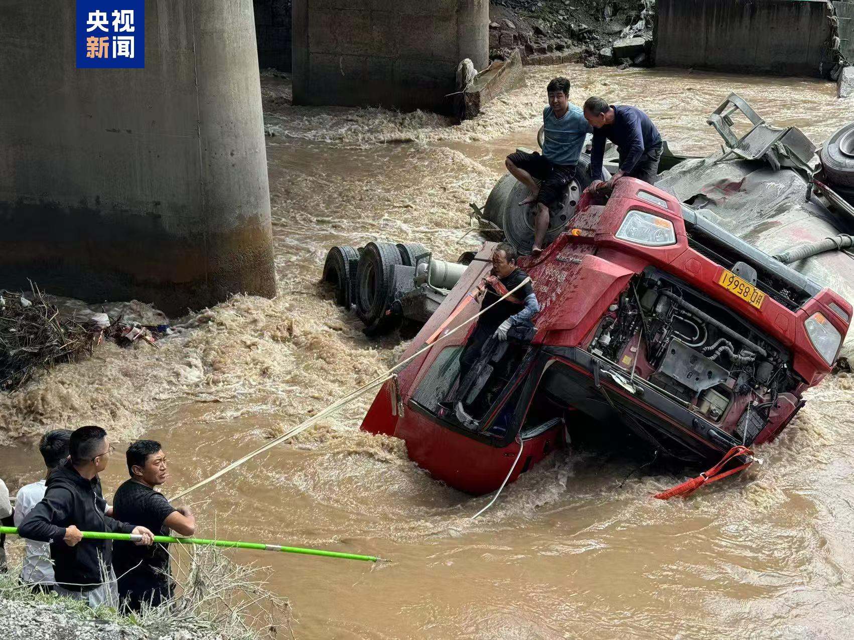事故发生后,现场群众迅速拨打报警电话,向相关部门报告事故情况