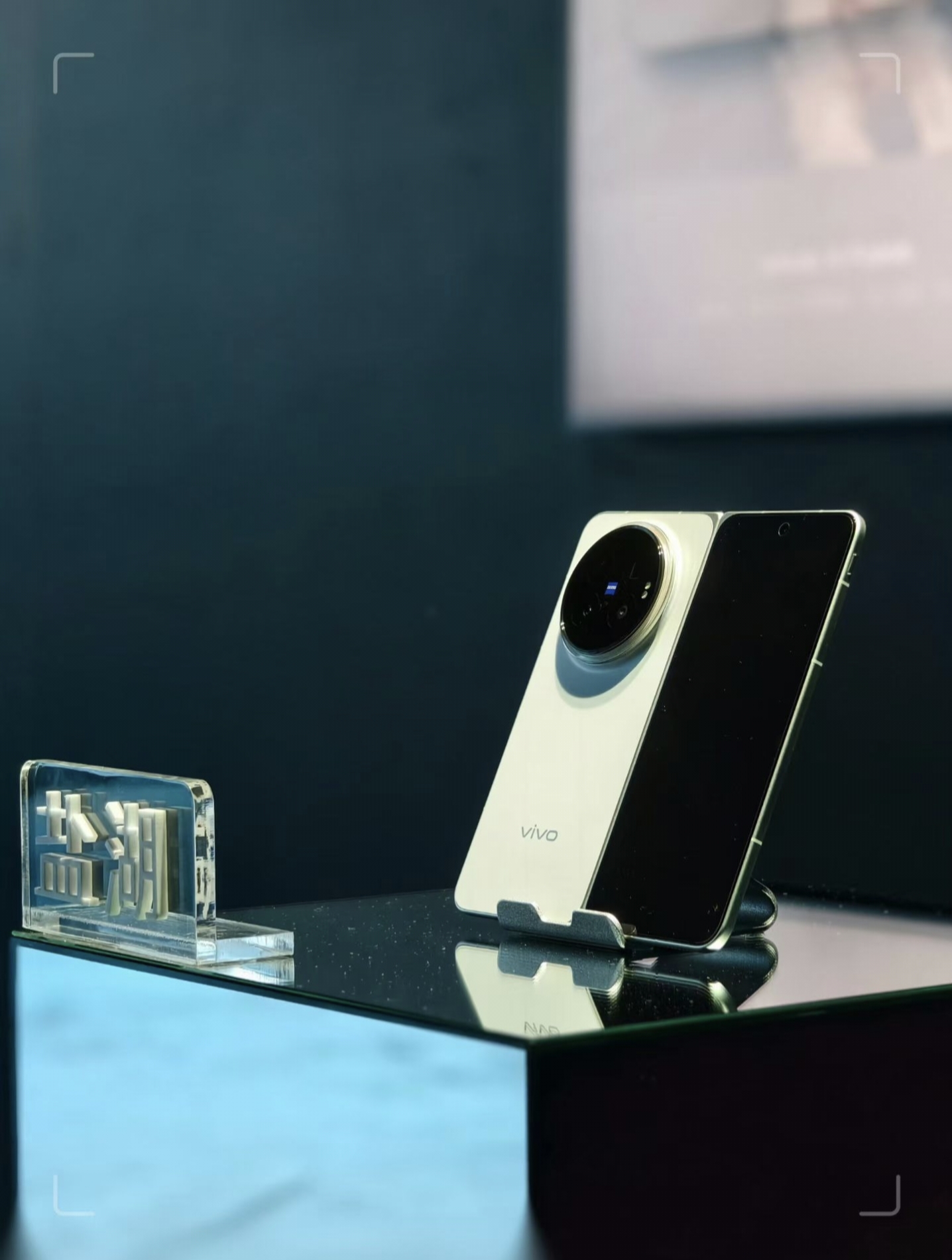 vivoXFold6：2亿主摄搭配增距镜，演唱会山顶也是大屏现场