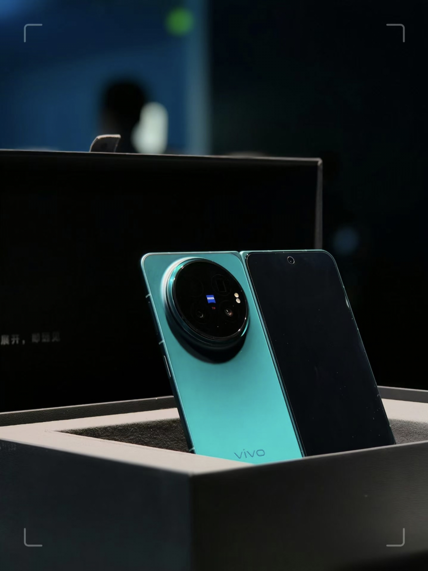 vivoXFold6：2亿主摄搭配增距镜，演唱会山顶也是大屏现场