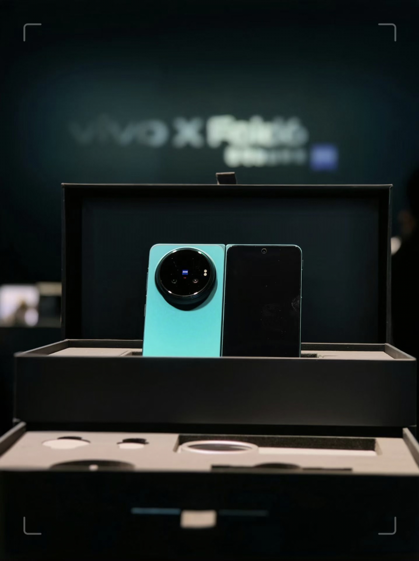 vivoXFold6：2亿主摄搭配增距镜，演唱会山顶也是大屏现场