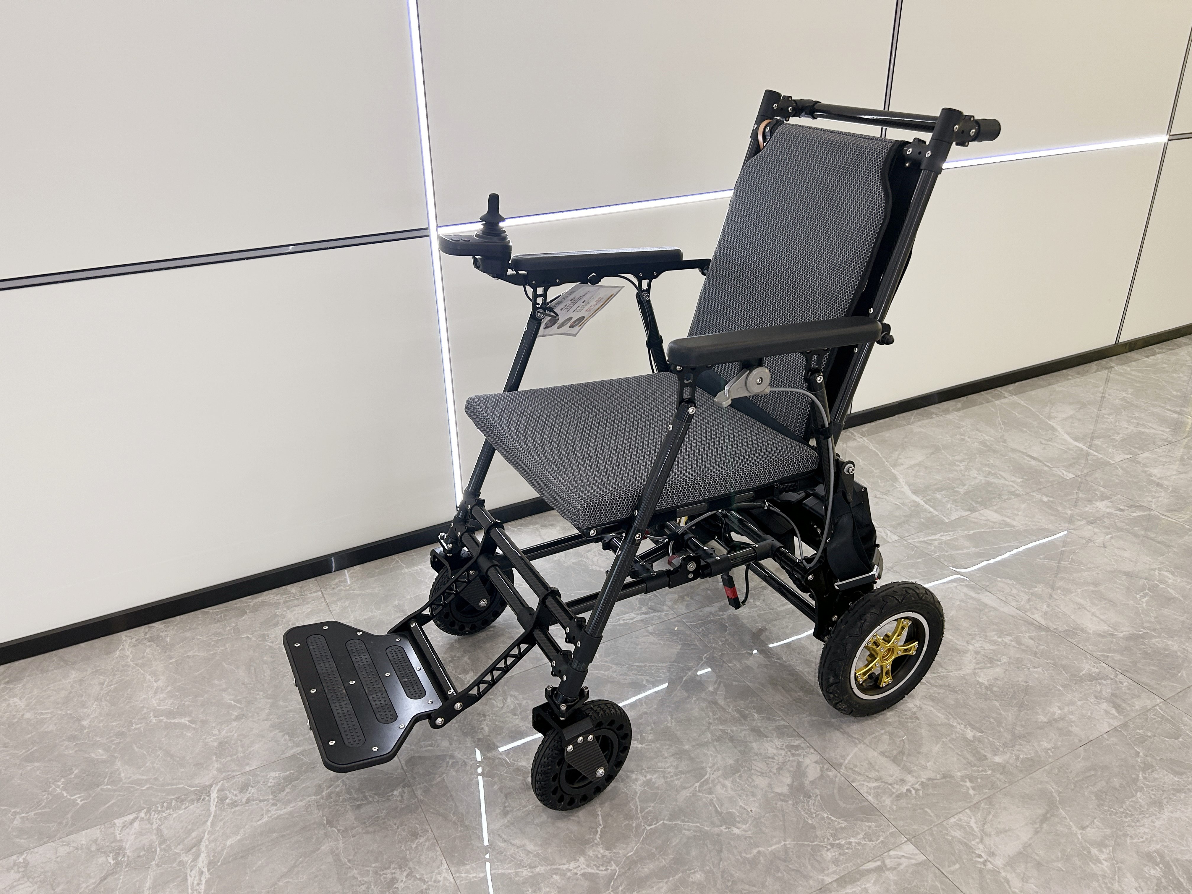 而且,这款车型,也有可能是今年蕞便宜的碳纤维电动轮椅