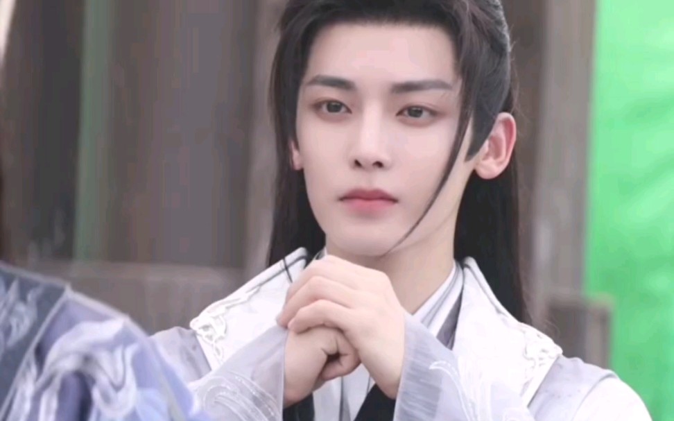 ノ- ( ゜- ゜)つロ