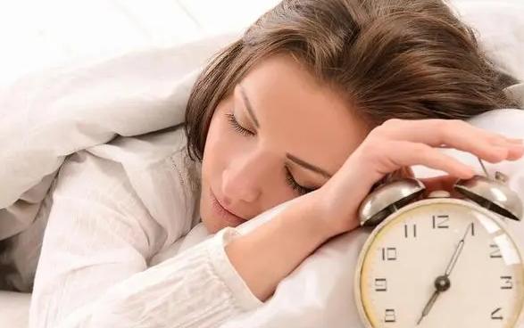 充足的睡眠有助于身体恢复和提高免疫力.