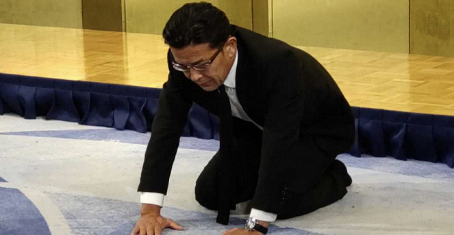 日政客暴露日本人耻辱之举后,赛事主办方下跪15秒道歉