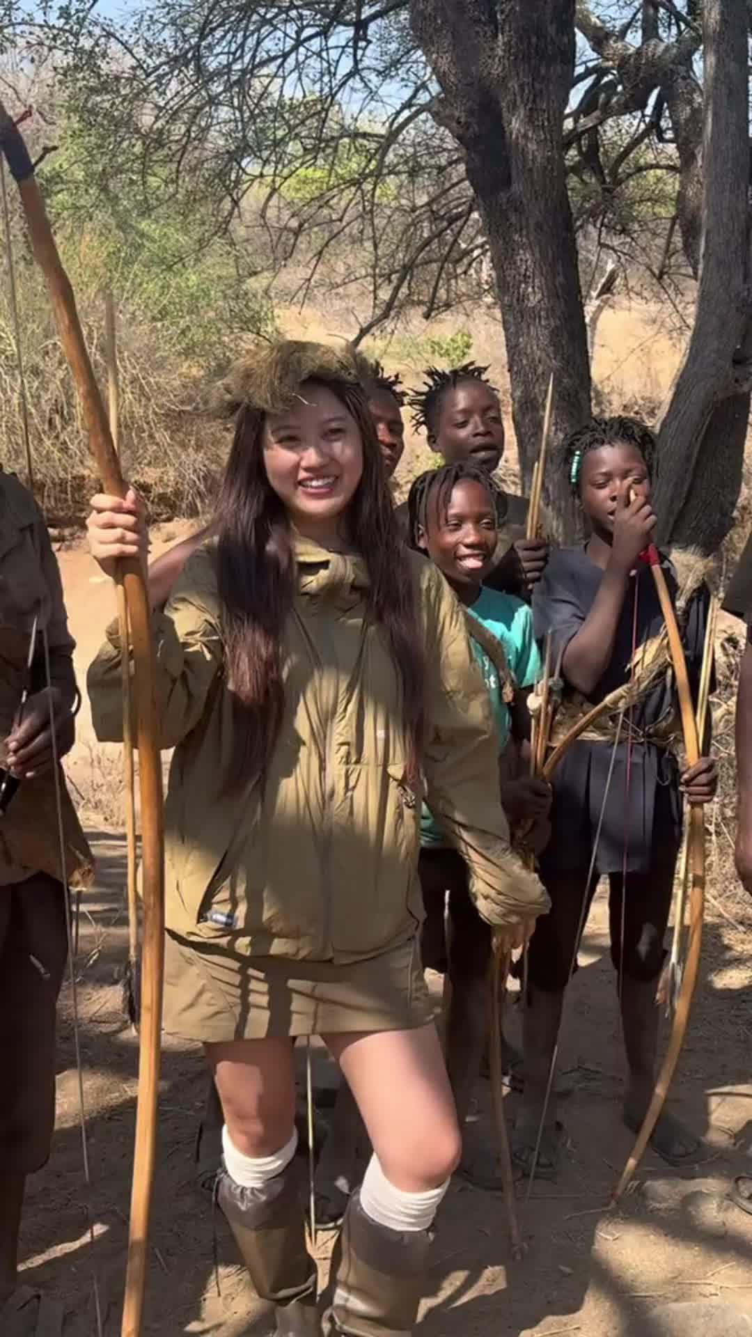 中国美女第一次带上宝剑,进入非洲原始部落