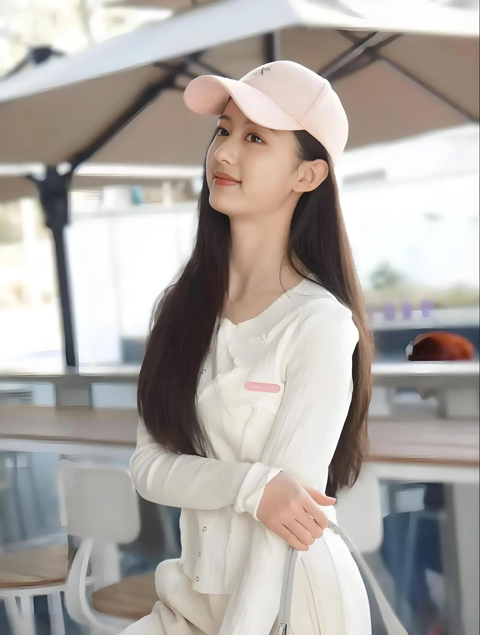 面对等比例长大的赞美裴佳欣在vlog中坦言我每天都在和青春期